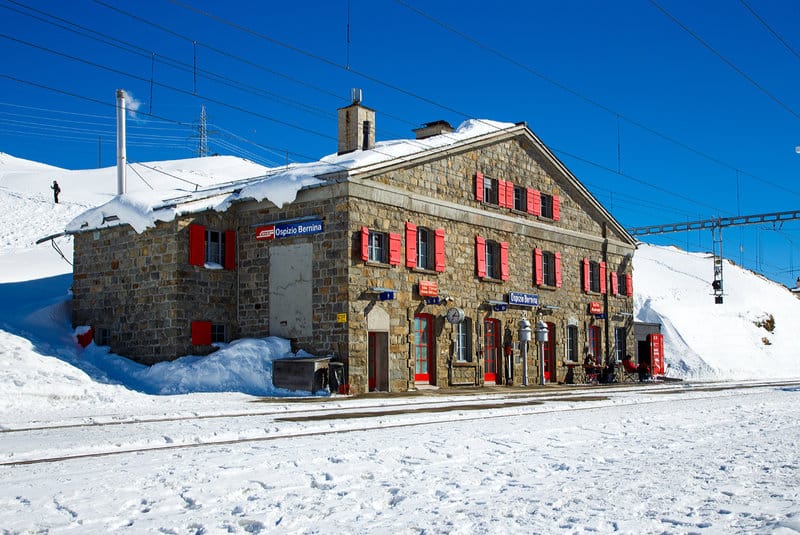 Ospizio Bernina treno rosso trenino 